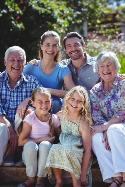 Famiglia felice seduta su gradini — Foto Stock