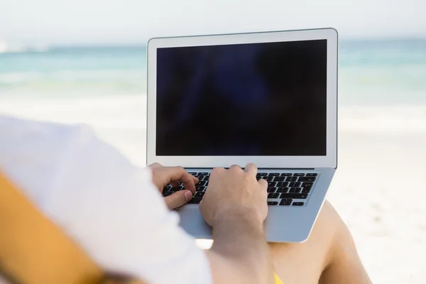 Man ontspannen en met behulp van laptop — Stockfoto