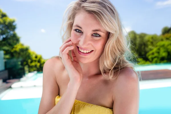 Lächelnde blonde Frau — Stockfoto