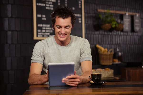 Man using a tablet — Stock Photo, Image