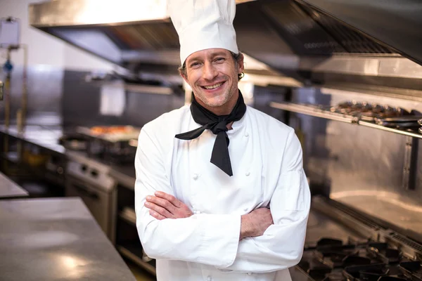 Knappe chef-kok leunend op de teller — Stockfoto