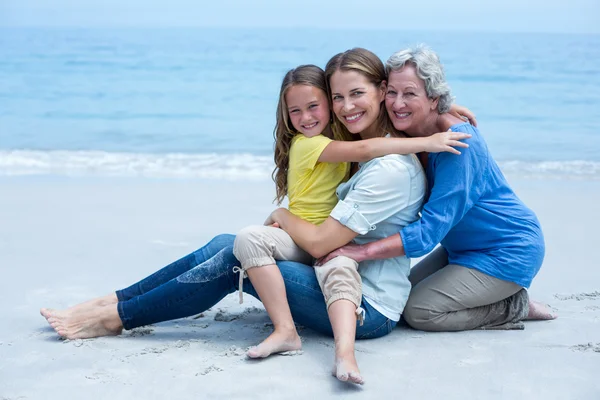 Família relaxante na costa do mar — Fotografia de Stock