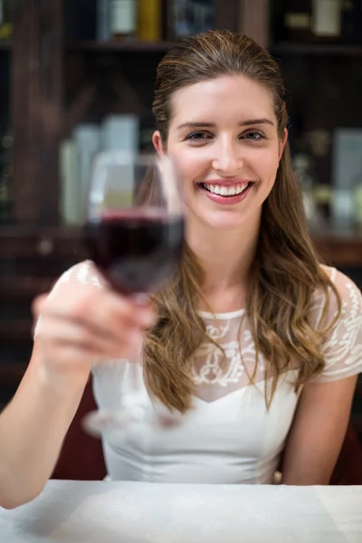 Γυναίκα που κρατά ποτήρι κρασιού — Φωτογραφία Αρχείου