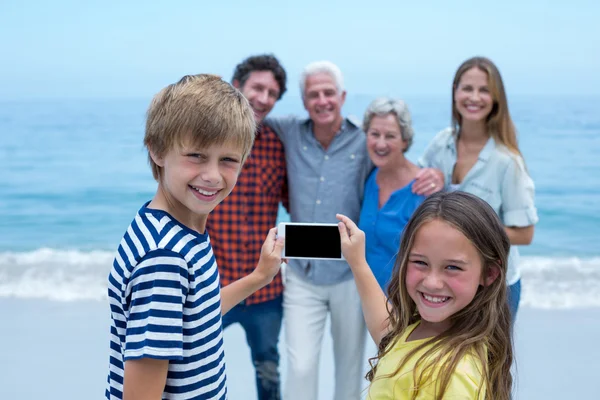 Siblings photographing family — Stock Photo, Image