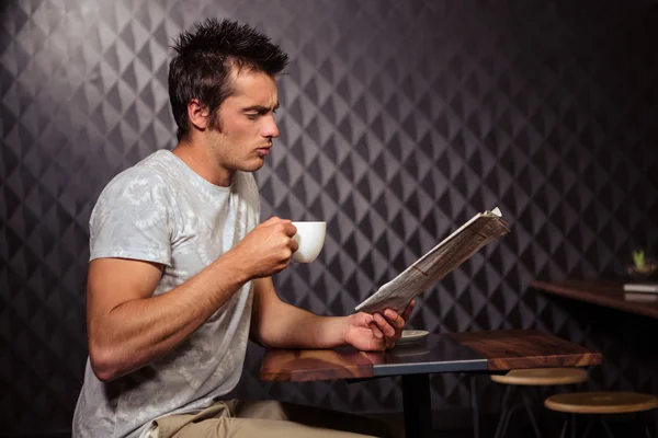 Hipster homem lendo jornal — Fotografia de Stock