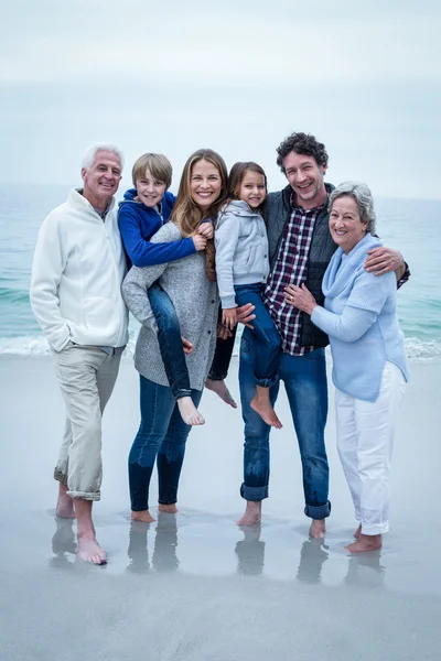 Familie steht am Meeresufer — Stockfoto