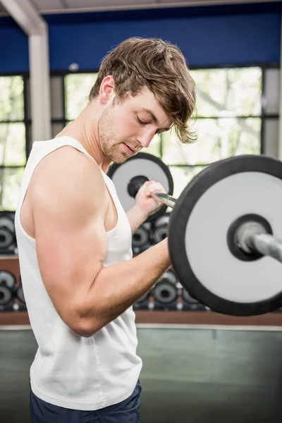 Homem levantando pesado barbell — Fotografia de Stock