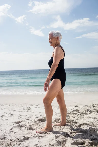 Senior vrouw in zwembroek op het strand — Stockfoto