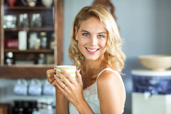 Woman holding coffee cup at home — Stock Photo, Image