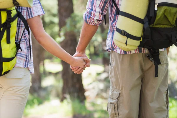 Couple tenant la main pendant la randonnée — Photo