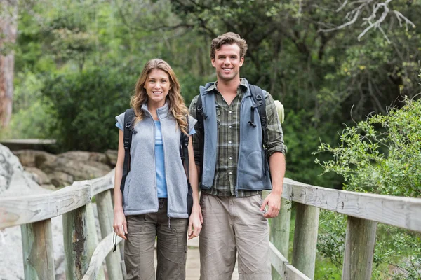 Escursionisti sorridenti sul ponte pedonale — Foto Stock