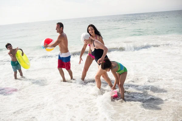 Família desfrutando na praia — Fotografia de Stock