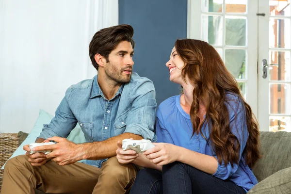 Couple playing video game — Stock Photo, Image