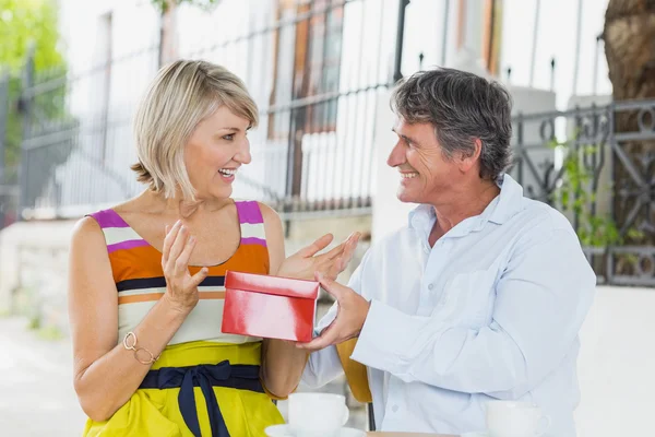 Happy man giving gift to woman — Stock Photo, Image