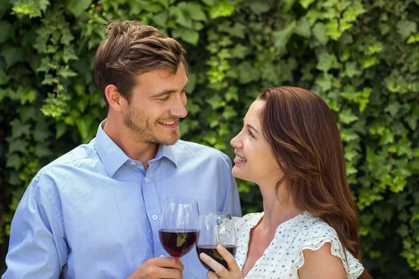Romanic couple looking at eachother — Stock Photo, Image