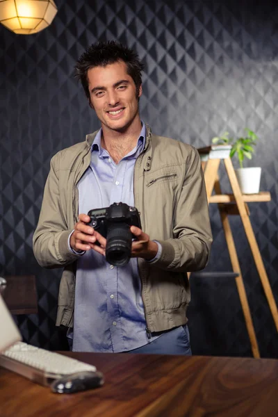 Businessman looking at picture on camera — Stock Photo, Image