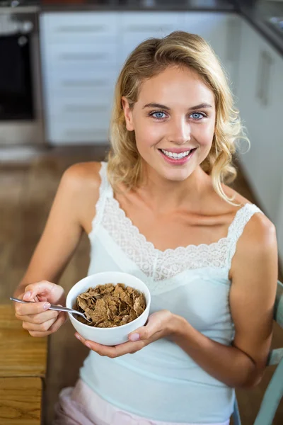 Mulher tomando café da manhã na cozinha — Fotografia de Stock