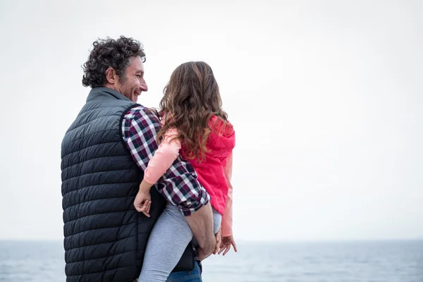 Lycklig far bär dotter — Stockfoto