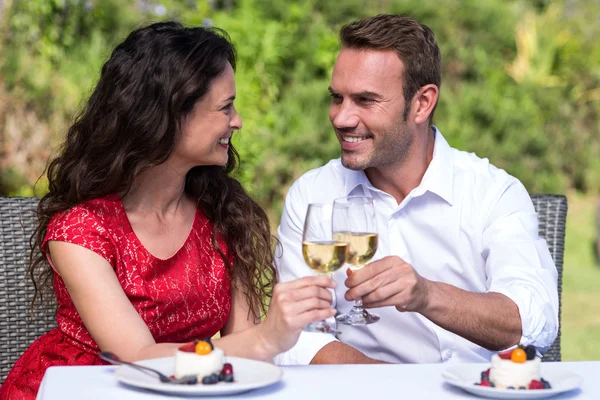 Paar stößt im Rasen auf Wein an — Stockfoto