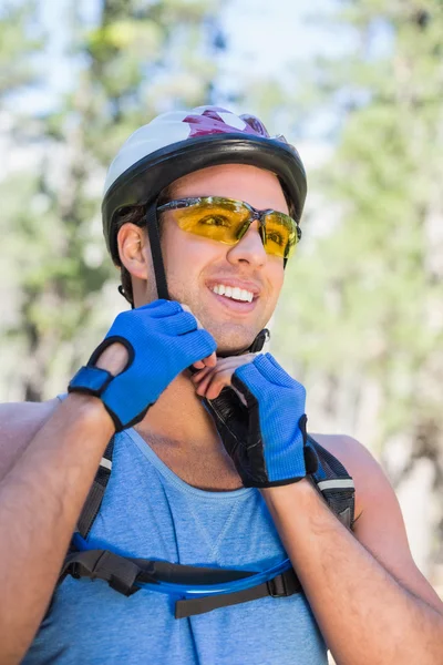 Hombre usando casco —  Fotos de Stock