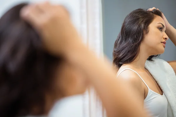 Spiegelbild der schönen Frau im Spiegel — Stockfoto