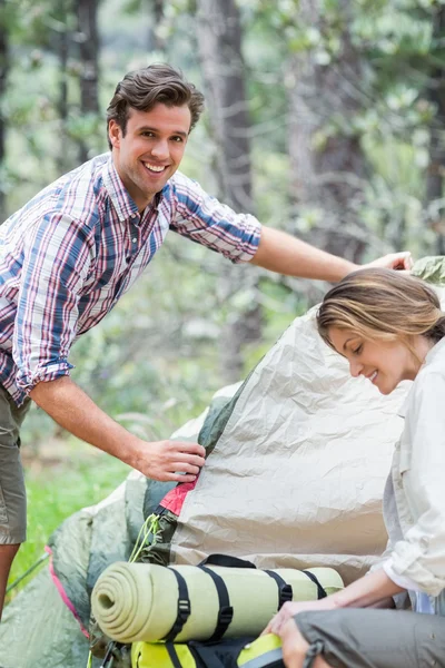 Mann mit Partner macht Zelt — Stockfoto