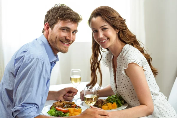 Casal almoçando em casa — Fotografia de Stock