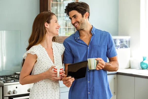 Paar hält Tassen Kaffee in der Hand — Stockfoto