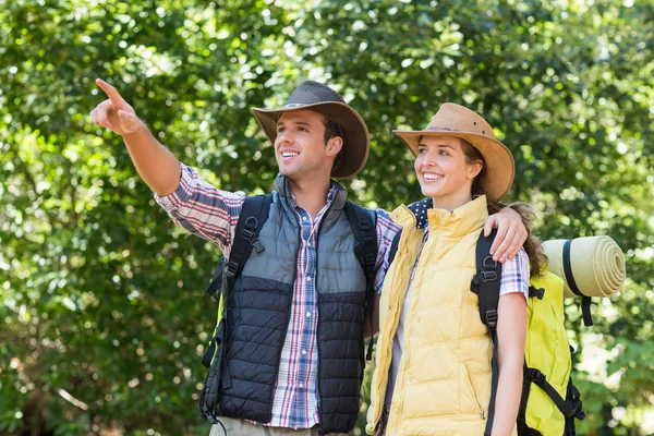 Glückliches Paar schaut weg — Stockfoto