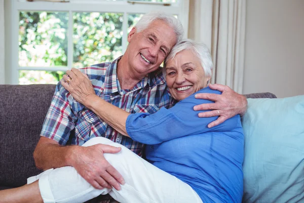 Kärleksfull äldre par på soffa — Stockfoto