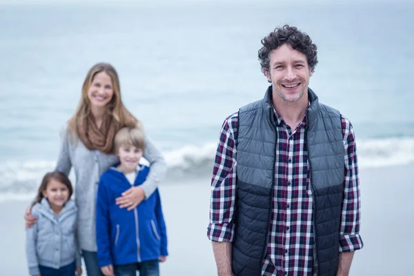 Padre con madre e figli — Foto Stock