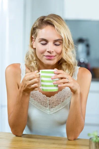 Doordachte vrouw met koffie — Stockfoto