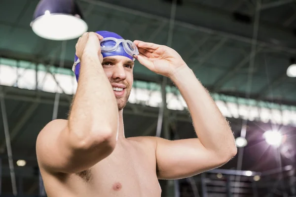Nadador usando óculos de natação e boné — Fotografia de Stock