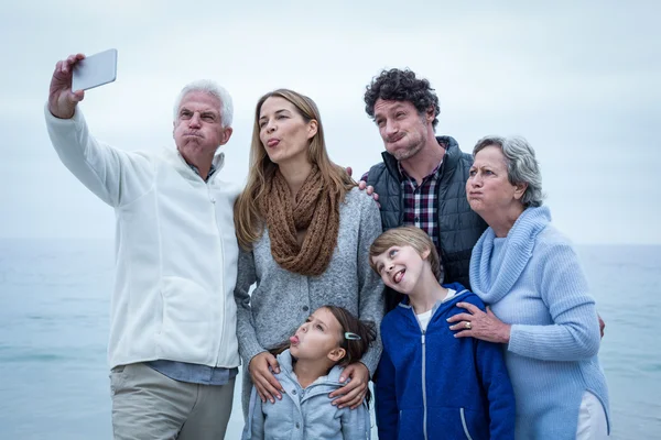Família de várias gerações tirando selfie — Fotografia de Stock