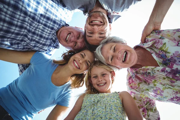 Familia formando aglomeración contra el cielo —  Fotos de Stock