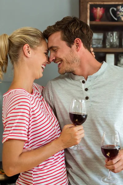 Casal desfrutando de vinho em casa — Fotografia de Stock