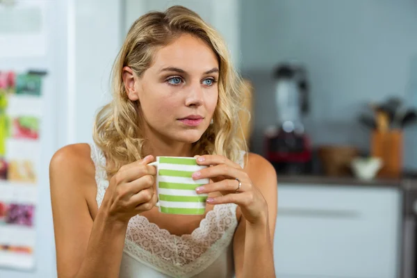 Mulher atenciosa tomando café — Fotografia de Stock