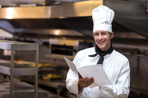 Knappe chef-kok lezing menu — Stockfoto