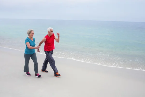 Senior paar joggen op strand — Stockfoto