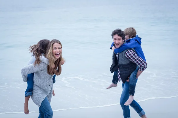 Ouders genieten terwijl de kinderen uitvoering — Stockfoto