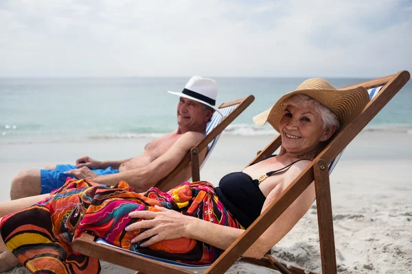 Старшая пара отдыхает на пляже — стоковое фото