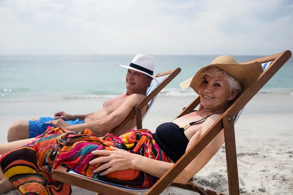 Starszy kilka relaksu na plaży — Zdjęcie stockowe