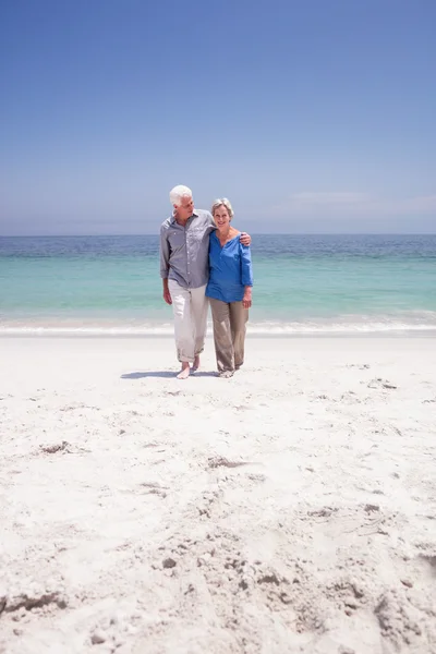 Seniorenpaar wandelen op het strand — Stockfoto