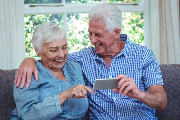 Seniorenpaar telefoniert — Stockfoto