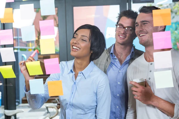 Colleagues looking at sticky notes — Stock Photo, Image