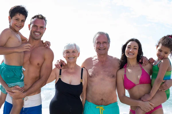 Multi generace rodiny na pláži — Stock fotografie