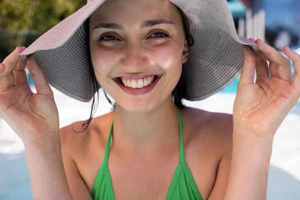 Mujer sonriente en la piscina — Foto de Stock