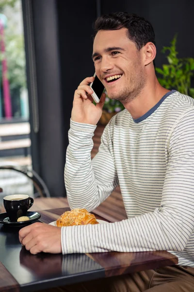 Hombre teniendo una llamada telefónica — Foto de Stock