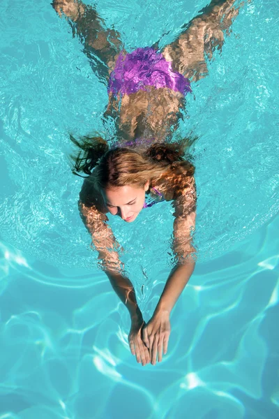 Femme nageant dans la piscine — Photo