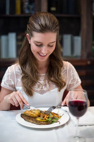Kvinna med mat på restaurang — Stockfoto